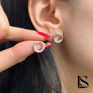 گوشواره نقره حلقه ای مینیمال دخترانه مدل GZ14 روی گوش