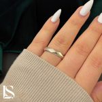 حلقه نقره ساده زنانه مینیمال کد HD28 روی دست