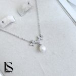پلاک نقره دخترانه لاریسا طرح مروارید PD25